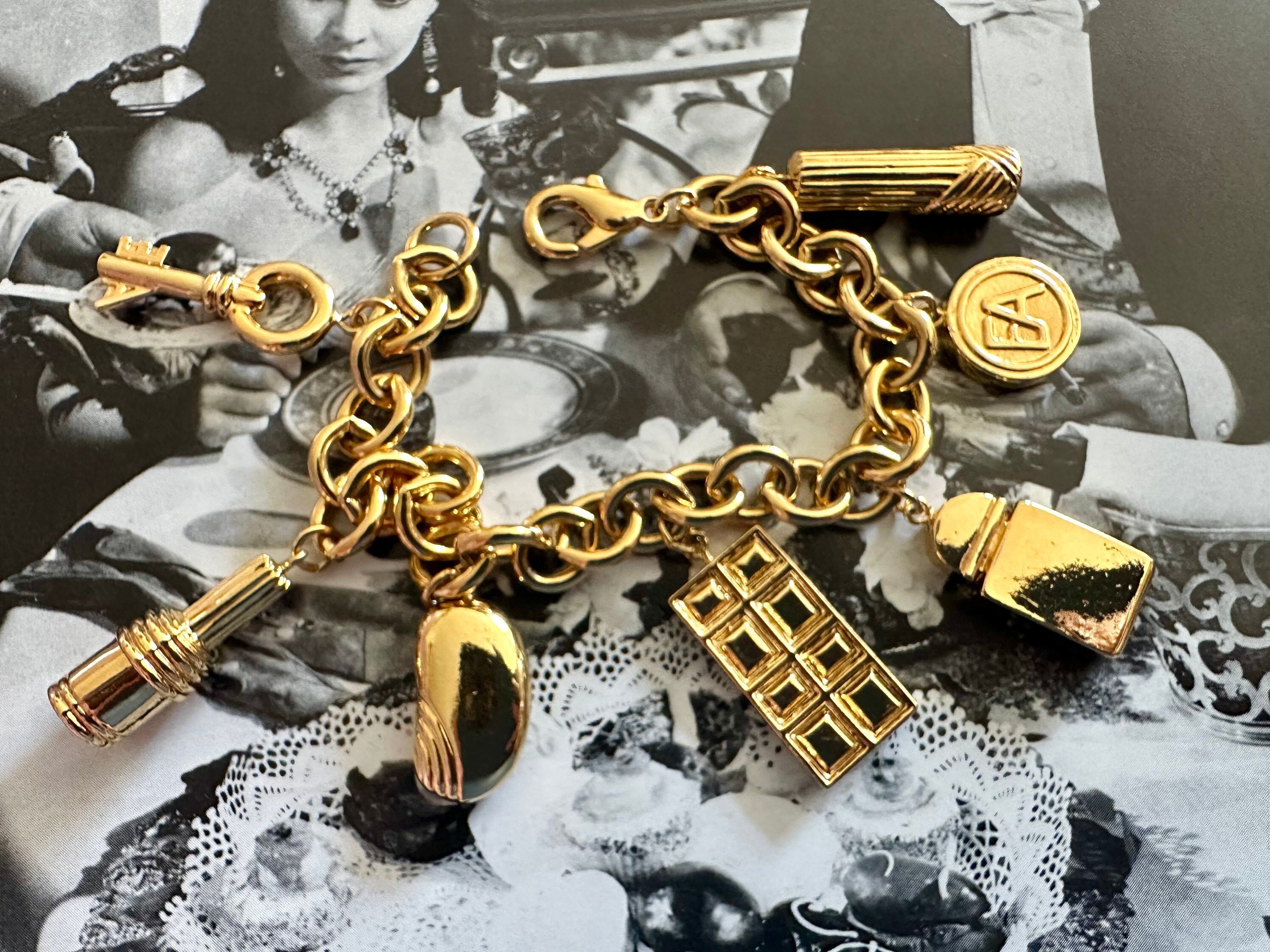 ELIZABETH ARDEN Gold Tone Red Door Charm Bracelet 7 Charms 