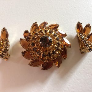 D & E Juliana Style Rhinestone and Gold Brooch and Clip On Earrings, Demi Parure, 1960s Vintage Set, Topaz and Rootbeer Rhinestones immagine 4