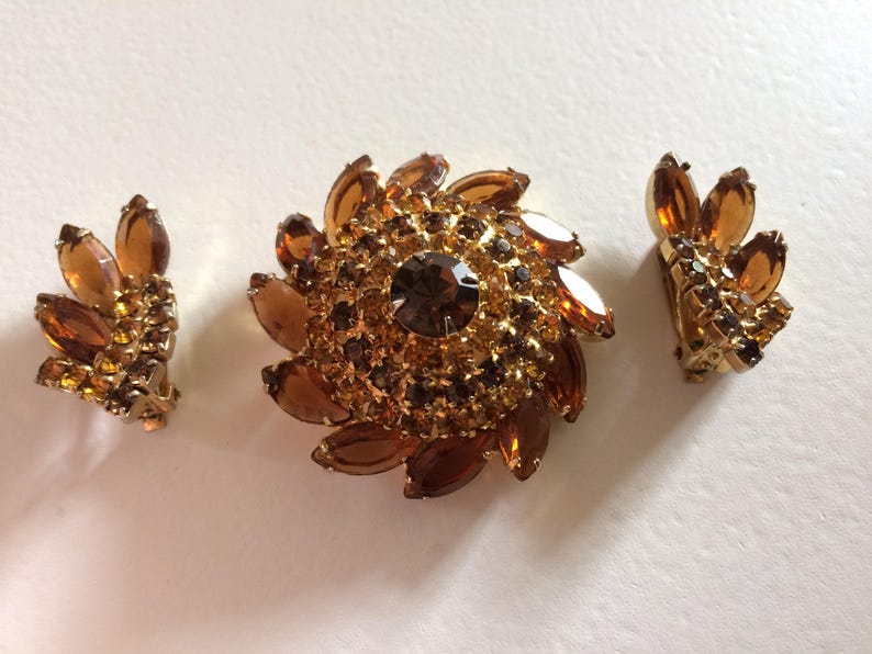 D & E Juliana Style Rhinestone and Gold Brooch and Clip On Earrings, Demi Parure, 1960s Vintage Set, Topaz and Rootbeer Rhinestones immagine 4