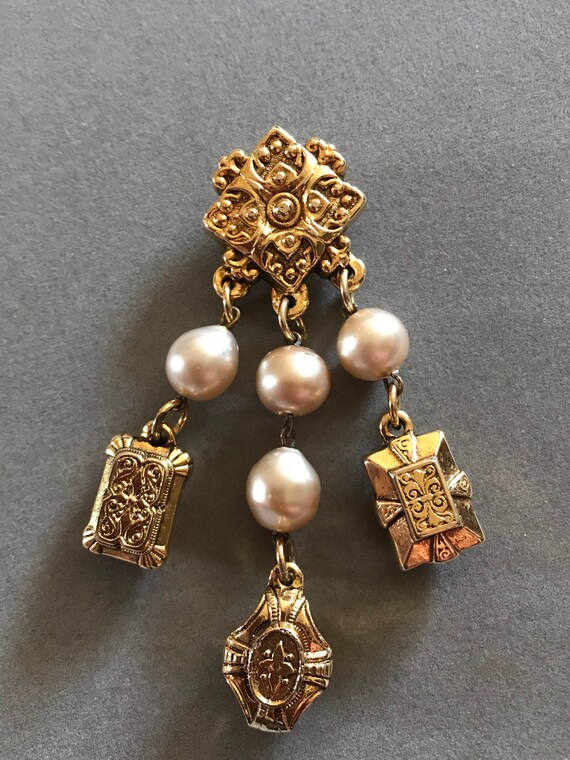 CHANTAL THOMASS Faux Baroque Pearl Dangle Brooch,… - image 8
