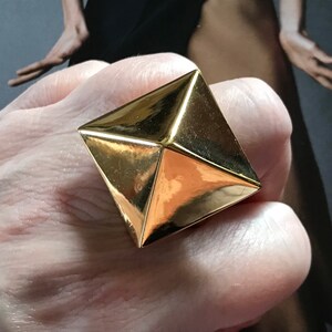 Kenneth Jay Lane Gold Metal Pyramid Ring, KJL Statement Ring, 1990s Vintage Pyramid Ring, U.K Size T.5 image 4