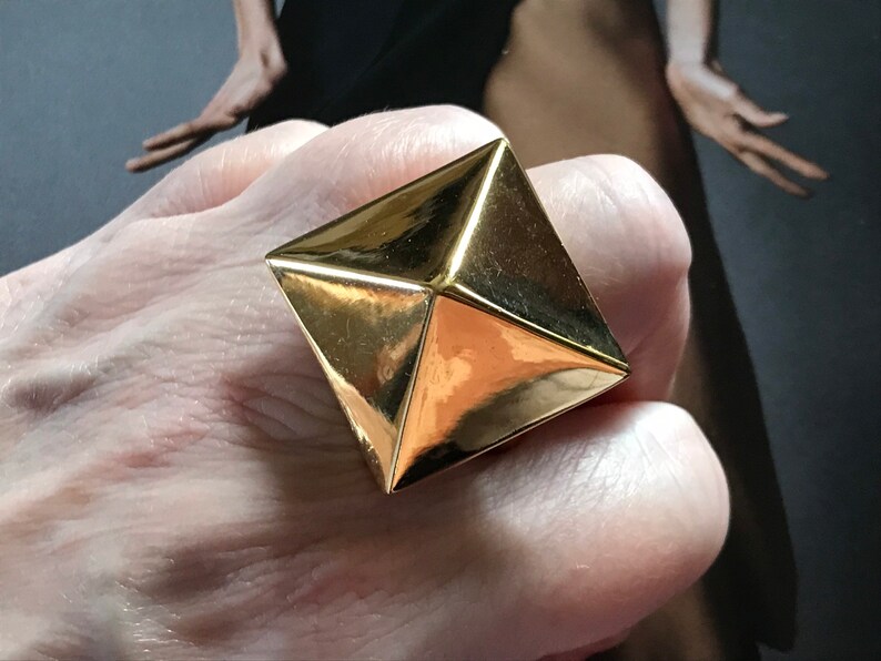 Kenneth Jay Lane Gold Metal Pyramid Ring, KJL Statement Ring, 1990s Vintage Pyramid Ring, U.K Size T.5 image 4