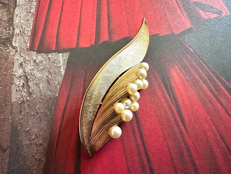 CROWN TRIFARI Faux Pearl & Gold Trifarium Leaf Demi Parure, Floral Brooch and Clip On Earrings, Vintage image 3