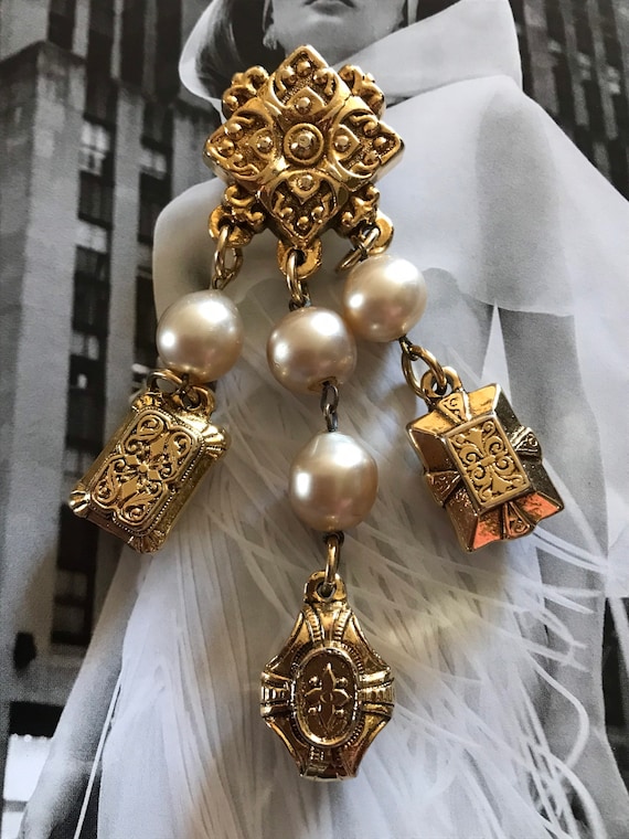 CHANTAL THOMASS Faux Baroque Pearl Dangle Brooch,… - image 7