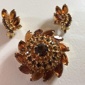 D & E Juliana Style Rhinestone and Gold Brooch and Clip On Earrings, Demi Parure, 1960s Vintage Set, Topaz and Rootbeer Rhinestones image 1