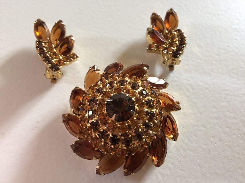 D & E Juliana Style Rhinestone and Gold Brooch and Clip On Earrings, Demi Parure, 1960s Vintage Set, Topaz and Rootbeer Rhinestones image 1