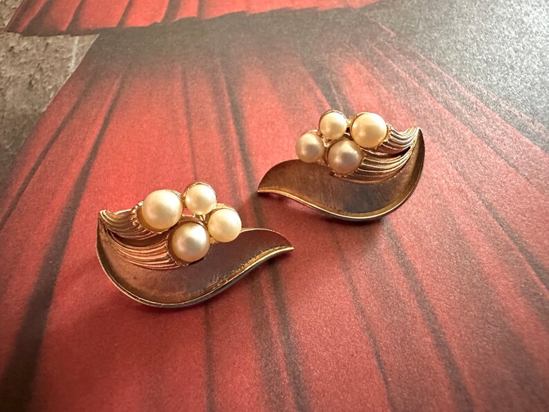 CROWN TRIFARI Faux Pearl & Gold Trifarium Leaf Demi Parure, Floral Brooch and Clip On Earrings, Vintage image 4