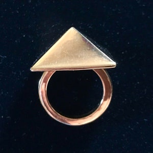 Kenneth Jay Lane Gold Metal Pyramid Ring, KJL Statement Ring, 1990s Vintage Pyramid Ring, U.K Size T.5 image 9