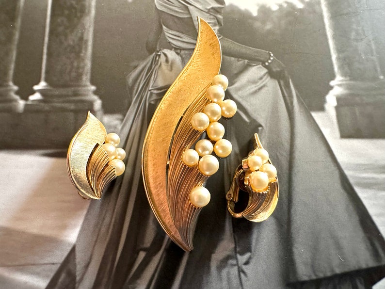 CROWN TRIFARI Faux Pearl & Gold Trifarium Leaf Demi Parure, Floral Brooch and Clip On Earrings, Vintage image 2