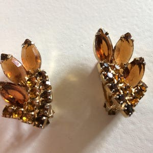 D & E Juliana Style Rhinestone and Gold Brooch and Clip On Earrings, Demi Parure, 1960s Vintage Set, Topaz and Rootbeer Rhinestones image 3