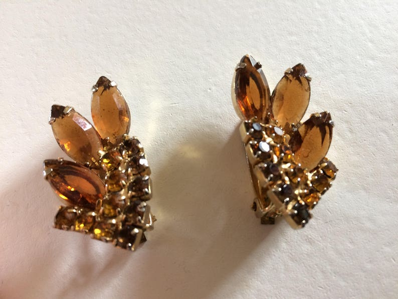 D & E Juliana Style Rhinestone and Gold Brooch and Clip On Earrings, Demi Parure, 1960s Vintage Set, Topaz and Rootbeer Rhinestones immagine 3