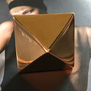 Kenneth Jay Lane Gold Metal Pyramid Ring, KJL Statement Ring, 1990s Vintage Pyramid Ring, U.K Size T.5 image 3