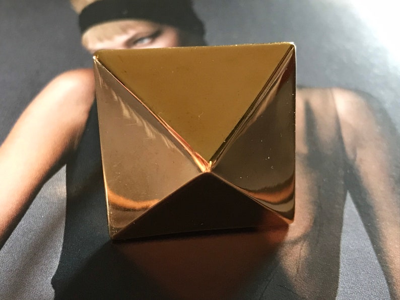 Kenneth Jay Lane Gold Metal Pyramid Ring, KJL Statement Ring, 1990s Vintage Pyramid Ring, U.K Size T.5 image 3