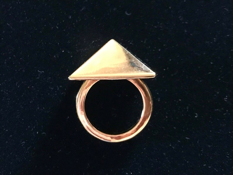 Kenneth Jay Lane Gold Metal Pyramid Ring, KJL Statement Ring, 1990s Vintage Pyramid Ring, U.K Size T.5 image 5