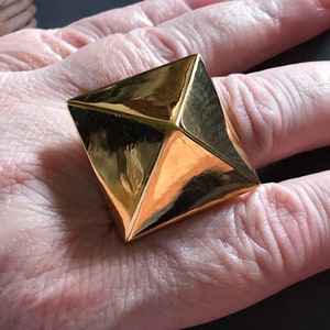 Kenneth Jay Lane Gold Metal Pyramid Ring, KJL Statement Ring, 1990s Vintage Pyramid Ring, U.K Size T.5 image 6