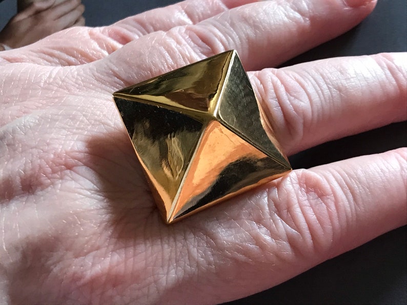 Kenneth Jay Lane Gold Metal Pyramid Ring, KJL Statement Ring, 1990s Vintage Pyramid Ring, U.K Size T.5 image 6