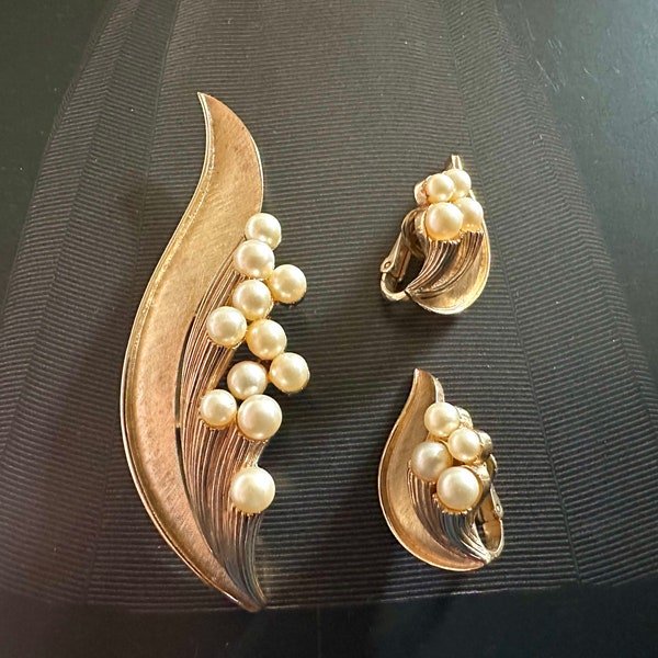 CROWN TRIFARI Faux Pearl & Gold Trifarium Leaf Demi Parure, Floral Brooch and Clip On Earrings, Vintage