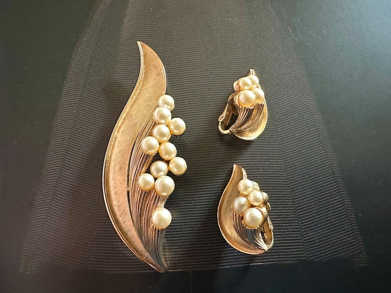 CROWN TRIFARI Faux Pearl & Gold Trifarium Leaf Demi Parure, Floral Brooch and Clip On Earrings, Vintage image 1