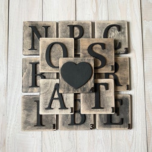 Azulejos de madera para pared en 3D Galería de arte de Scrabble Decoración Azulejos de madera con letras de Scrabble Azulejos de madera Letras rústicas personalizadas Nombre de familia Crucigrama