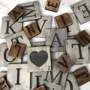 Galería de arte de pared con azulejos de Scrabble de madera, decoración de pared, azulejos de madera con letras de Scrabble, azulejos de madera de Scrabble, letras rústicas personalizadas, apellido, crucigrama