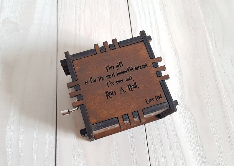 Pu&ograve; includere: Una scatola musicale in legno con un bordo nero e un'iscrizione personalizzata che recita "Questo regalo &egrave; per il mago pi&ugrave; potente che abbia mai incontrato, Roty A. Hall. Con affetto, Pap&agrave;."