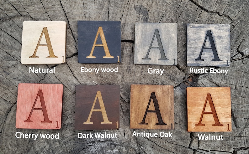 Pu&ograve; includere: Otto tessere di legno con la lettera 'A' e il numero '1' su di esse. Le tessere sono in diverse macchie di legno, tra cui naturale, legno di ebano, grigio, ebano rustico, legno di ciliegio, noce scuro, rovere antico e noce.