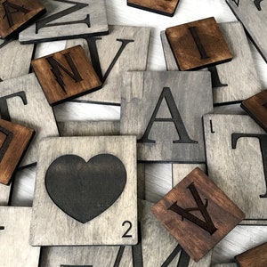 Galería de arte de pared con azulejos de Scrabble de madera, decoración de pared, azulejos de madera con letras de Scrabble, azulejos de madera de Scrabble, letras rústicas personalizadas, apellido, crucigrama