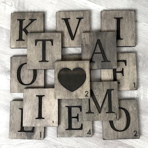 Azulejos de Scrabble de madera, galería de arte de pared, decoración de pared, azulejos de letras de Scrabble de madera, azulejos de madera de Scrabble, letras personalizadas rústicas, apellido, crucigrama
