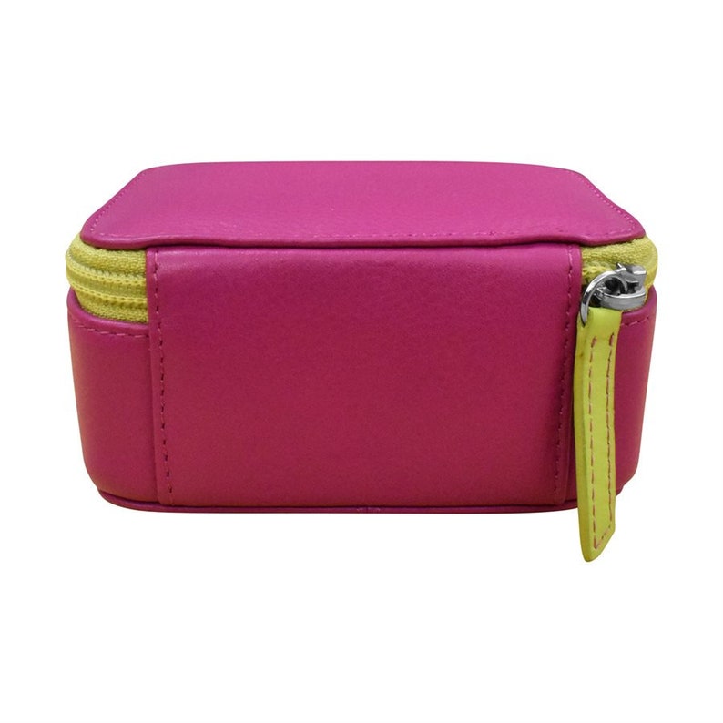 Pode incluir: Uma pequena bolsa de couro rosa com z&iacute;per amarelo e acabamento. A bolsa est&aacute; fechada e o puxador do z&iacute;per &eacute; vis&iacute;vel.