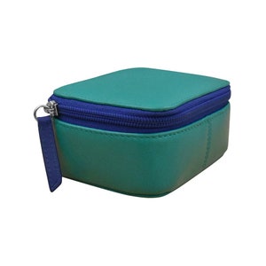 Pode incluir: Uma pequena bolsa de couro turquesa quadrada com fecho de correr azul.