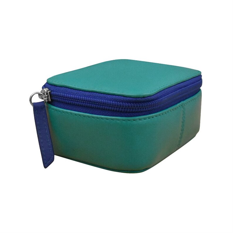 Pode incluir: Uma pequena bolsa de couro turquesa quadrada com fecho de correr azul.