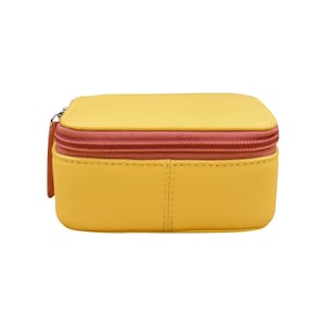 Pode incluir: Uma pequena caixa de couro amarela com z&iacute;per e um z&iacute;per rosa. A caixa &eacute; perfeita para guardar pequenos objetos como joias ou moedas.