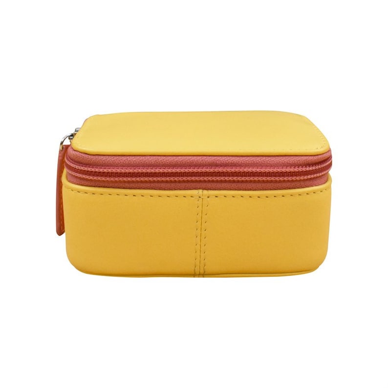 Pode incluir: Uma pequena caixa de couro amarela com z&iacute;per e um z&iacute;per rosa. A caixa &eacute; perfeita para guardar pequenos objetos como joias ou moedas.
