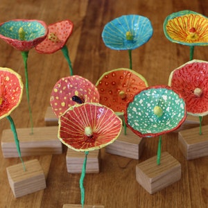 Tre fiori, decorazione per finestra, cartapesta