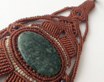 Macrame bracelet wt Green Jade & Granaat