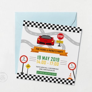 Pode incluir: Um convite de carro de corrida vermelho com uma borda de bandeira xadrez. O convite é para a festa de Pedro e Patric em 19 de maio de 2019, das 14:00 às 17:00. A festa será realizada no Traffic Ahead Hall, Slow Down Road, Hemel Hempstead HP4 8TR.