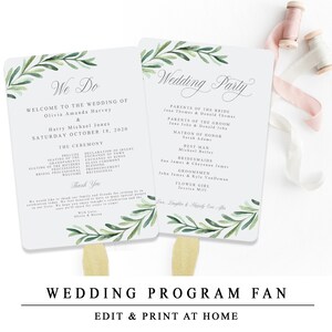Puede incluir: Un abanico de programa de boda con un diseño de hojas verdes. El lado frontal del abanico tiene el texto "We Do" y los detalles de la ceremonia de boda. El lado posterior del abanico tiene el texto "Wedding Party" y los detalles de la fiesta de boda. El abanico está hecho de papel y tiene un mango de madera.