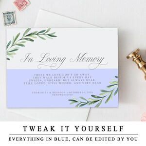 Pu&ograve; includere: Un biglietto di condoglianze blu chiaro e bianco con un bordo di foglie e il testo "In Loving Memory". Il biglietto include una citazione su coloro che amiamo e uno spazio per personalizzare con nomi e date. Il testo "TWEAK IT YOURSELF" appare sotto il biglietto.