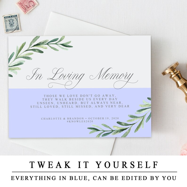 Pu&ograve; includere: Un biglietto di condoglianze blu chiaro e bianco con un bordo di foglie e il testo "In Loving Memory". Il biglietto include una citazione su coloro che amiamo e uno spazio per personalizzare con nomi e date. Il testo "TWEAK IT YOURSELF" appare sotto il biglietto.