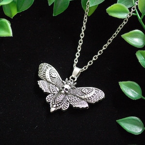 Colar com pingente de cabeça de mariposa em tom prateado para presente