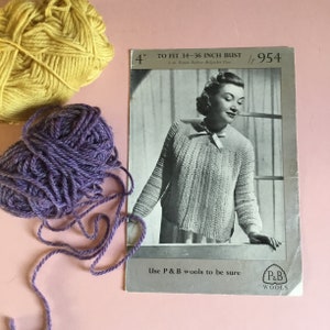 Könnte beinhalten: Ein Vintage-Strickmuster mit einer Frau in einem Pullover, neben gelben und lila Wollknäueln. Das Muster ist für einen Brustumfang von 86-91 cm. Der Text lautet "Use P&B wools to be sure."