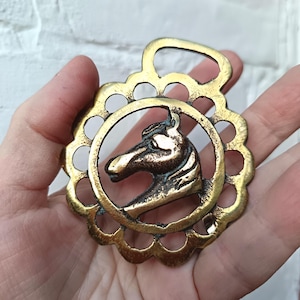 Horse brass horses head traditional design. Nice patina. Handsome smaller piece of harness wear.