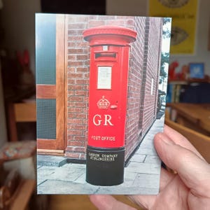 carte postale vintage, boîte aux lettres britannique, boîte pilier George V, gare Didcot. Carte non utilisée.