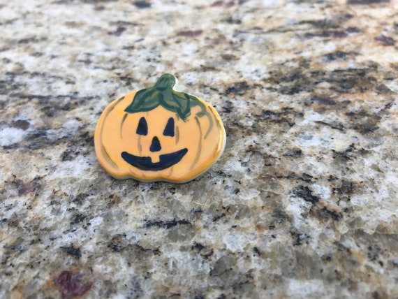 Vintage CERAMIC HANDPAINTED HALLOWEEN Pumpkin Pin - image 2