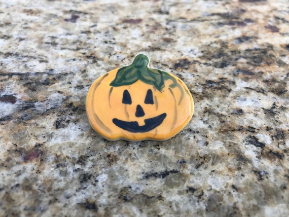 Vintage CERAMIC HANDPAINTED HALLOWEEN Pumpkin Pin - image 1