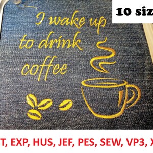 Puede incluir: Diseño bordado en tela vaquera con el texto "I wake up to drink coffee" y una taza de café humeante. El diseño está en hilo dorado e incluye tres granos de café. El diseño está disponible en 10 tamaños y en los siguientes formatos: DST, EXP, HUS, JEF, PES, SEW, VP3, XXX.