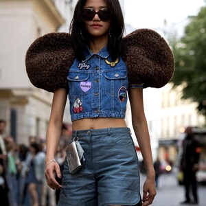Veste jean à patchs avec manches ballons en fausse fourrure