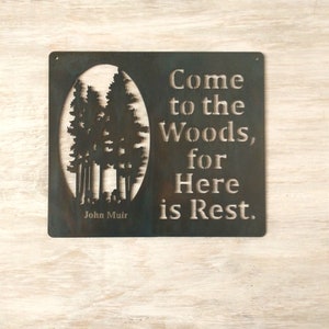 Letrero de metal "Ven al bosque", cita de John Muir, decoración de cabañas, letrero forestal, arte de pared de pino, arte de pared rústico, arte de pared de metal