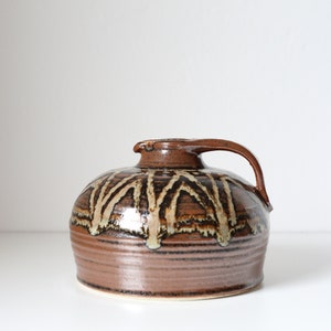 Vintage glaserad keramikkanna, låg blomvas, etnisk design, brun, 70-tal, modern design i mitten av århundradet, skandinavisk design, boho