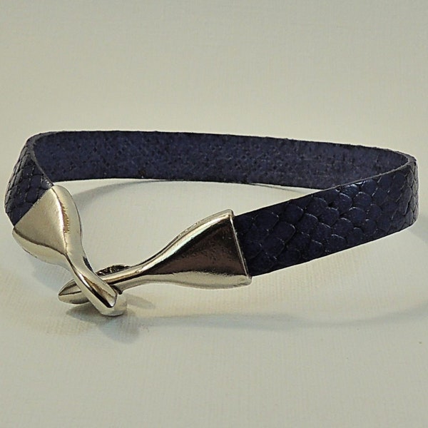 Bracelet en cuir plat bleu marine et fermoir crochet en acier inoxydable